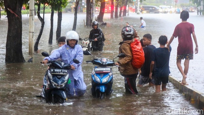 Banjir Putus Akses Jalan di Depan Gandaria City, Kemacetan Panjang Tak Terhindarkan