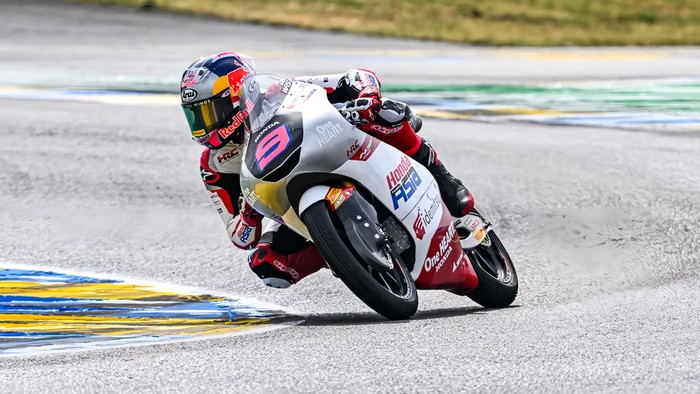 Brian Uriarte Tak Terbendung di Sachsenring, Veda Ega Amankan Finis 8 Besar