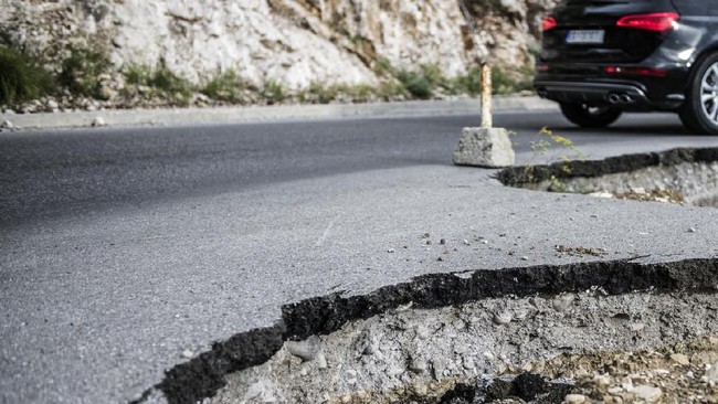 Jalan Baru Dicor 12 Jam di Sepatan Dibongkar Ulang karena Tak Sesuai Spesifikasi