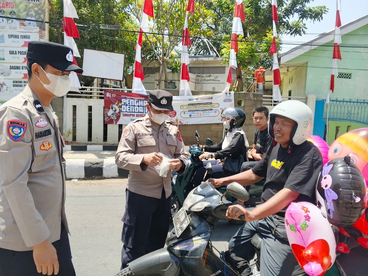 Polres Bogor Turun ke Jalan, Bagikan Masker dan Edukasi Warga soal Bahaya Abu Anak Krakatau