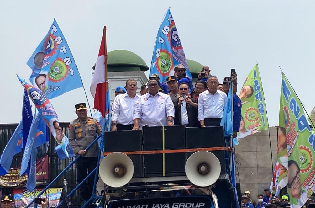 Dasco Temui Massa Buruh di Mobil Komando, Tegaskan Presiden Penuhi Janji soal RUU Ketenagakerjaan